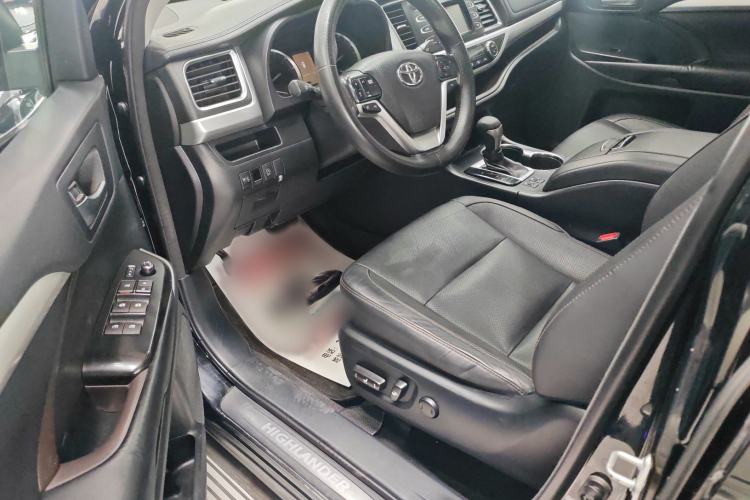 Used Toyota Highlander 2017 2.0T Four-Wheel Drive Luxury Edition 7 Seats Right Front Seat