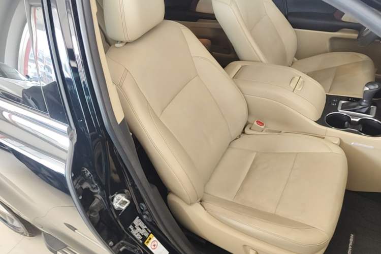 Used Toyota Highlander 2017 2.0T Two-Wheel Drive Luxury Edition 7 Seats Right Front Seat
