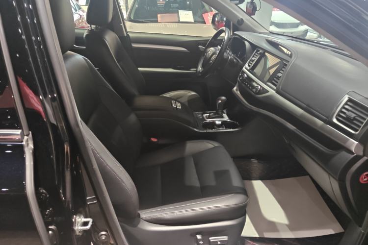 Used Toyota Highlander 2017 2.0T Four-Wheel Drive Luxury Edition 7 Seats Right Front Seat
