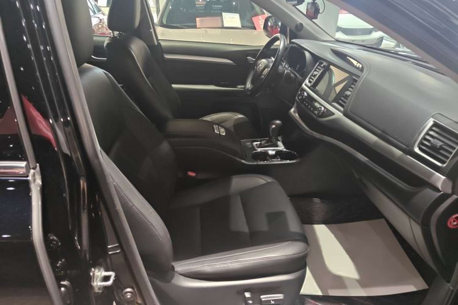 Used Toyota Highlander 2017 2.0T Four-Wheel Drive Luxury Edition 7 Seats Right Front Seat