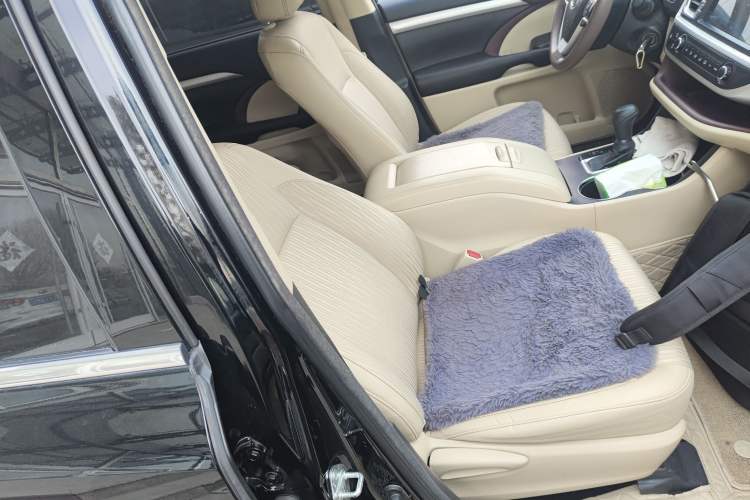 Used Toyota Highlander 2017 2.0T Two-Wheel Drive Elite Edition 5 Seats Right Front Seat