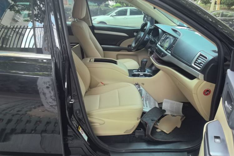 Used Toyota Highlander 2017 2.0T Two-Wheel Drive Elite Version 7 Seats Right Front Seat