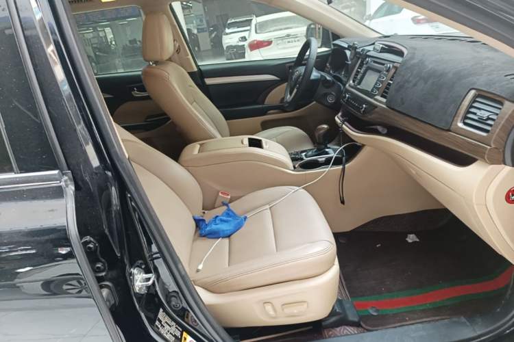 Used Toyota Highlander 2017 2.0T Two-Wheel Drive Elite Edition 5 Seats Right Front Seat