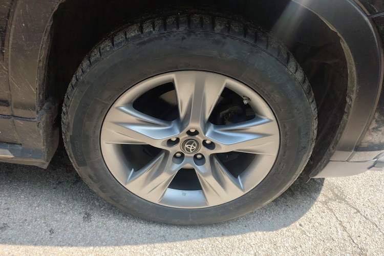 Used Toyota Highlander 2017 2.0T Two-Wheel Drive Luxury Edition 7 Seats Right Front Wheel Hub