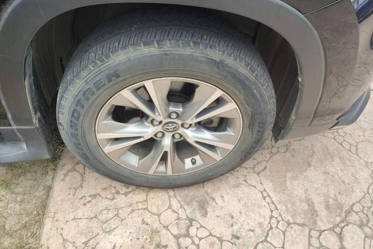 Used Toyota Highlander 2017 2.0T Two-Wheel Drive Elite Edition 5 Seats Right Front Wheel Hub