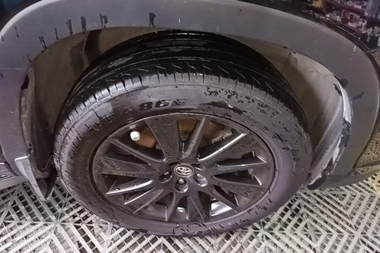 Used Toyota Highlander 2017 2.0T Four-Wheel Drive Black Edition Limited Model Right Front Wheel Hub