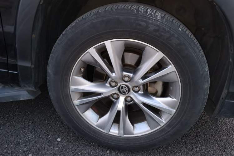 Used Toyota Highlander 2017 2.0T Four-Wheel Drive Elite Edition 7-Seater Right Front Wheel Hub