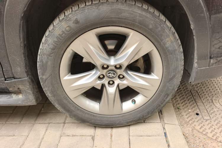 Used Toyota Highlander 2017 2.0T Four-Wheel Drive Luxury Edition 7 Seats Right Front Wheel Hub