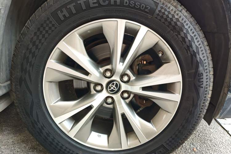 Used Toyota Highlander 2017 2.0T Two-Wheel Drive Elite Edition 5 Seats Right Front Wheel Hub