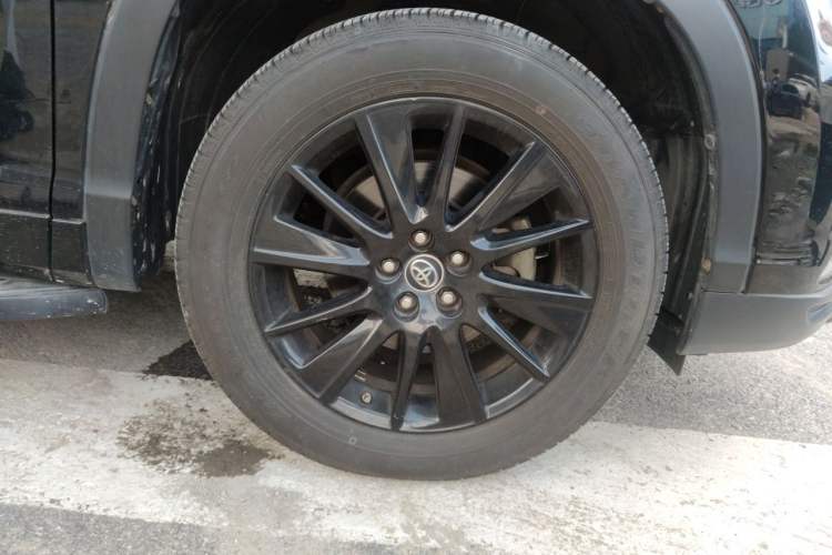 Used Toyota Highlander 2017 2.0T Four-Wheel Drive Black Edition Limited Model Right Front Wheel Hub
