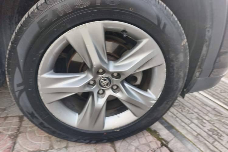 Used Toyota Highlander 2017 2.0T Four-Wheel Drive Luxury Edition 7 Seats Right Front Wheel Hub
