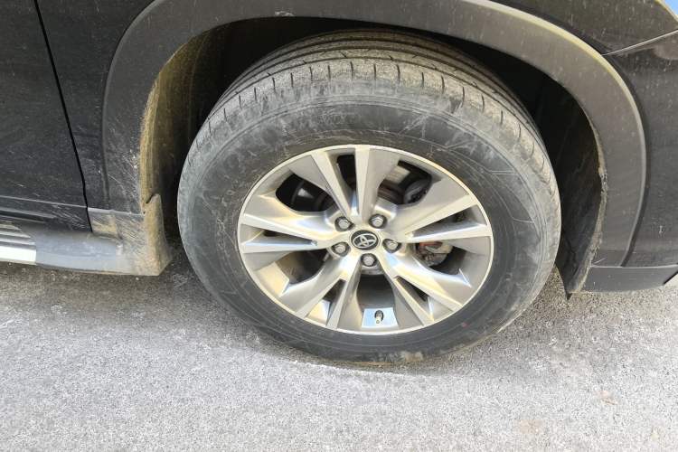 Used Toyota Highlander 2017 2.0T Four-Wheel Drive Elite Edition 7-Seater Right Front Wheel Hub
