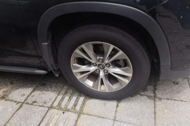 Used Toyota Highlander 2017 2.0T Two-Wheel Drive Elite Edition 5 Seats Right Front Wheel Hub