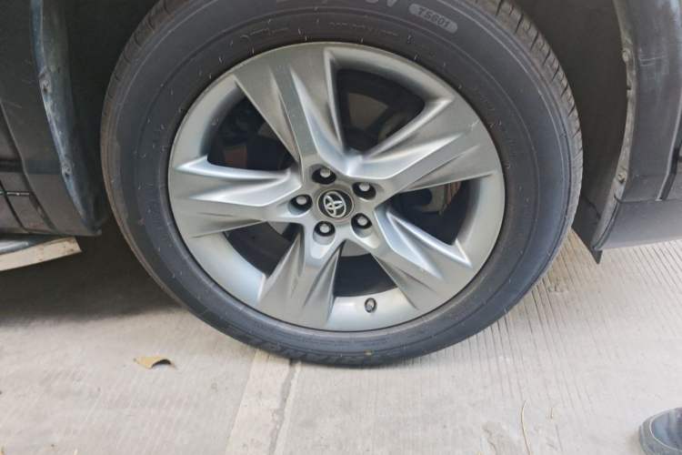 Used Toyota Highlander 2017 2.0T Four-Wheel Drive Luxury Edition 7 Seats Right Front Wheel Hub