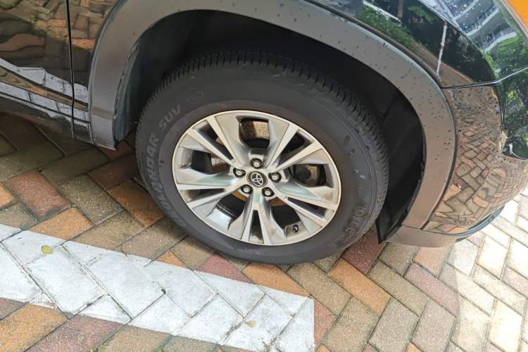 Used Toyota Highlander 2017 2.0T Four-Wheel Drive Elite Edition 7-Seater Right Front Wheel Hub