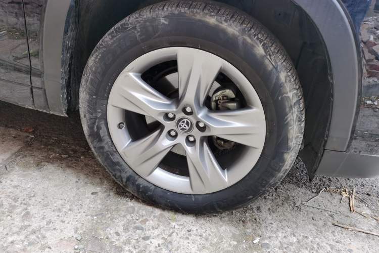 Used Toyota Highlander 2017 2.0T Four-Wheel Drive Luxury Navigation Version 7 Seats Right Front Wheel Hub