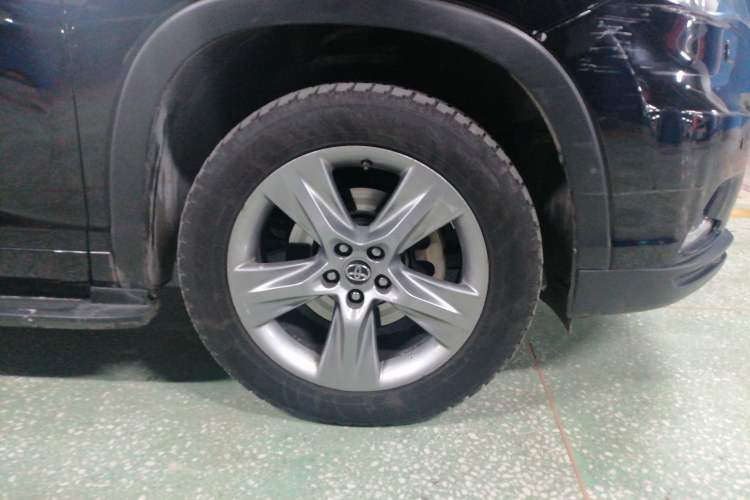 Used Toyota Highlander 2017 2.0T Four-Wheel Drive Ultimate Edition 7 Seats Right Front Wheel Hub