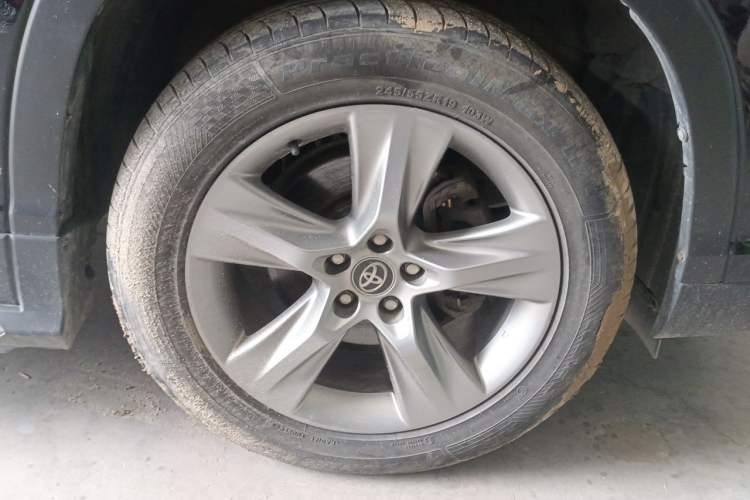 Used Toyota Highlander 2017 2.0T Four-Wheel Drive Luxury Edition 7 Seats Right Front Wheel Hub