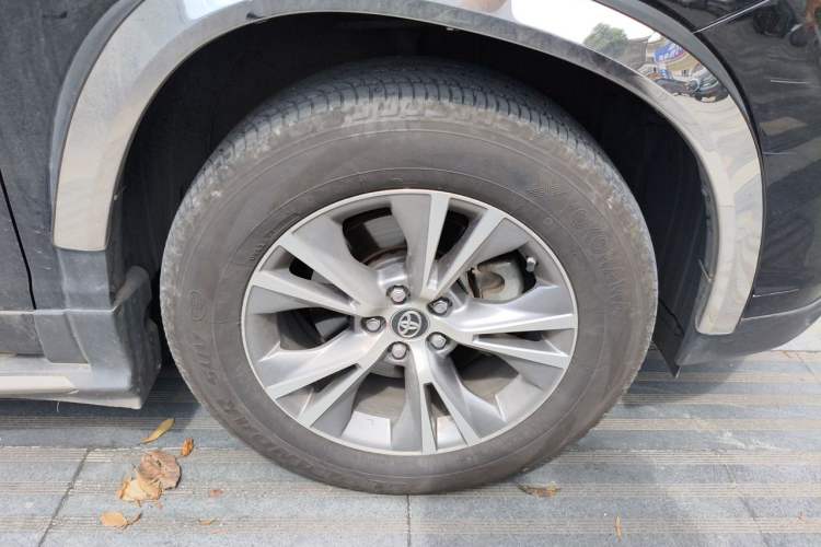 Used Toyota Highlander 2017 2.0T Two-Wheel Drive Elite Version 7 Seats Right Front Wheel Hub
