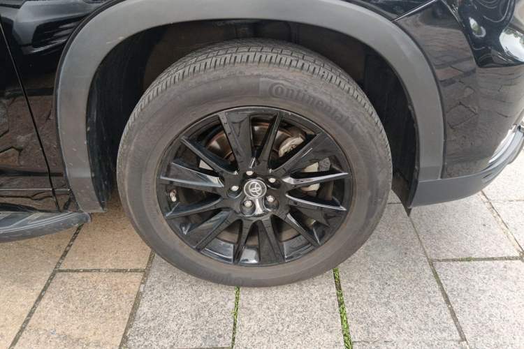 Used Toyota Highlander 2017 2.0T Four-Wheel Drive Black Edition Limited Model Right Front Wheel Hub