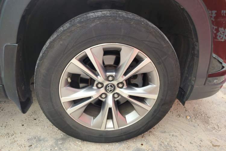 Used Toyota Highlander 2017 2.0T Two-Wheel Drive Elite Edition 5 Seats Right Front Wheel Hub