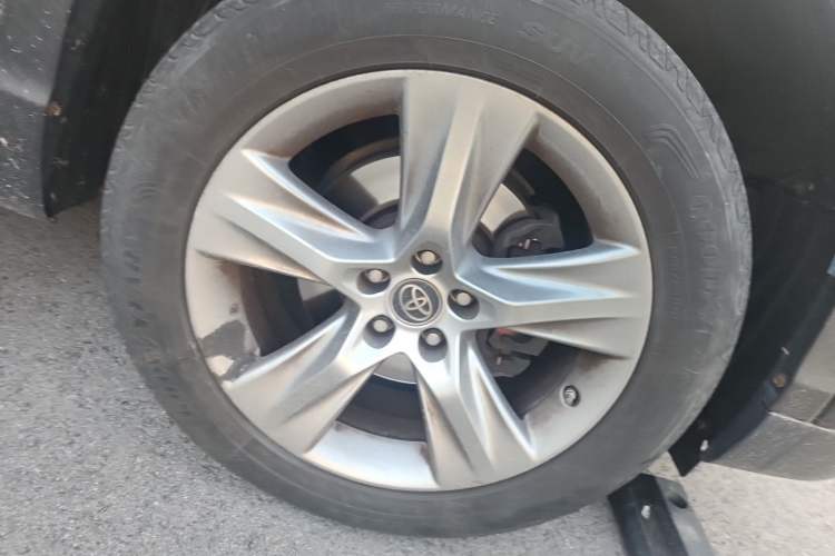 Used Toyota Highlander 2017 2.0T Four-Wheel Drive Luxury Edition 7 Seats Right Front Wheel Hub