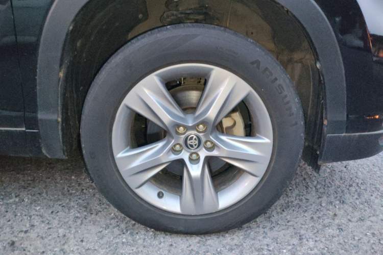 Used Toyota Highlander 2017 2.0T Two-Wheel Drive Luxury Edition 7 Seats Right Front Wheel Hub