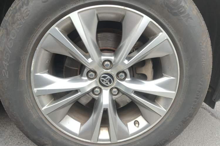 Used Toyota Highlander 2017 2.0T Four-Wheel Drive Elite Edition 7-Seater Right Front Wheel Hub