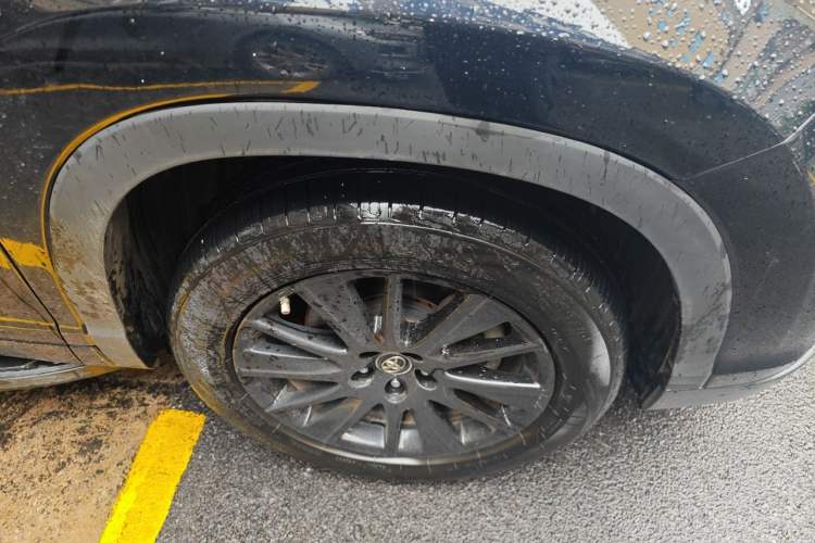 Used Toyota Highlander 2017 2.0T Four-Wheel Drive Black Edition Limited Model Right Front Wheel Hub