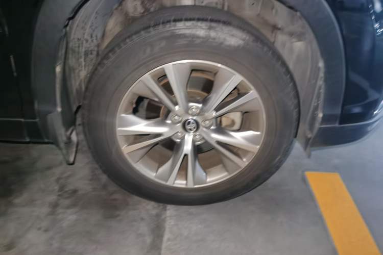 Used Toyota Highlander 2017 2.0T Four-Wheel Drive Elite Edition 7-Seater Right Front Wheel Hub
