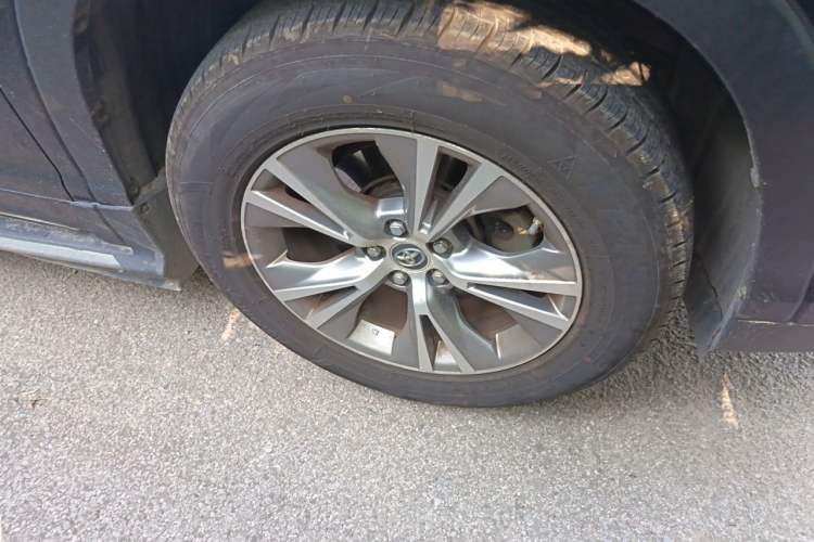 Used Toyota Highlander 2017 2.0T Two-Wheel Drive Elite Version 7 Seats Right Front Wheel Hub