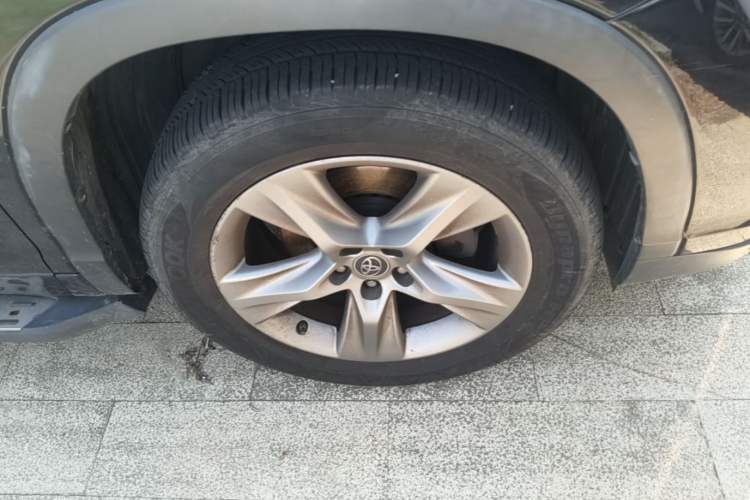 Used Toyota Highlander 2017 2.0T Four-Wheel Drive Luxury Edition 7 Seats Right Front Wheel Hub