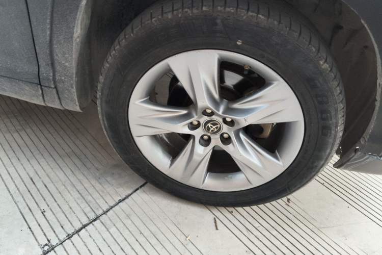 Used Toyota Highlander 2017 2.0T Four-Wheel Drive Luxury Edition 7 Seats Right Front Wheel Hub
