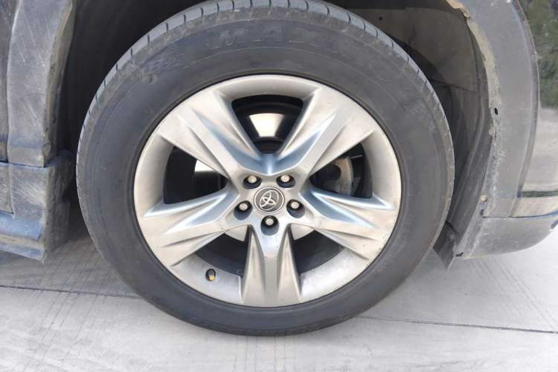 Used Toyota Highlander 2017 2.0T Four-Wheel Drive Luxury Edition 7 Seats Right Front Wheel Hub