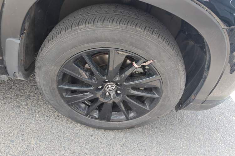 Used Toyota Highlander 2017 2.0T Four-Wheel Drive Black Edition Limited Model Right Front Wheel Hub
