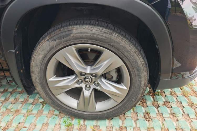 Used Toyota Highlander 2017 2.0T Two-Wheel Drive Luxury Edition 7 Seats Right Front Wheel Hub
