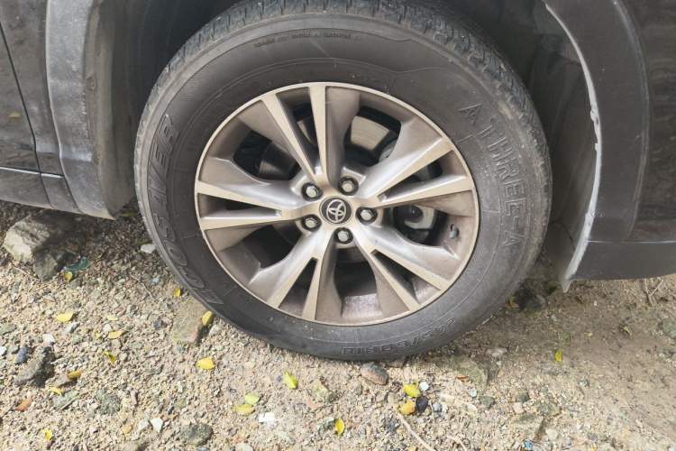 Used Toyota Highlander 2017 2.0T Four-Wheel Drive Elite Edition 7-Seater Right Front Wheel Hub