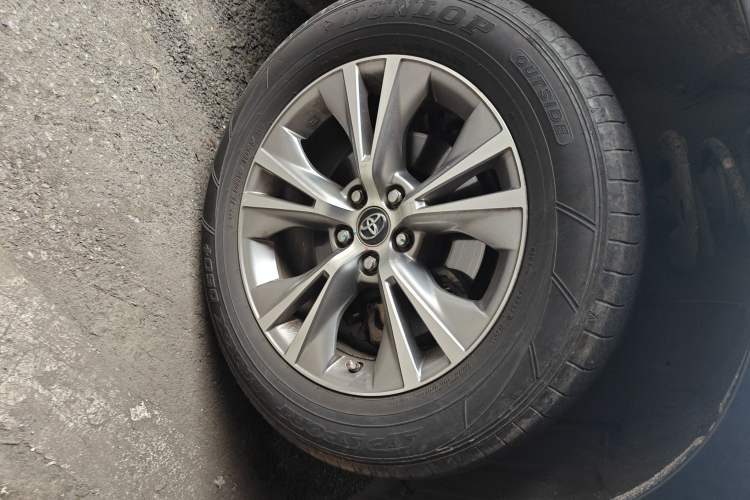 Used Toyota Highlander 2017 2.0T Two-Wheel Drive Elite Edition 5 Seats Right Front Wheel Hub