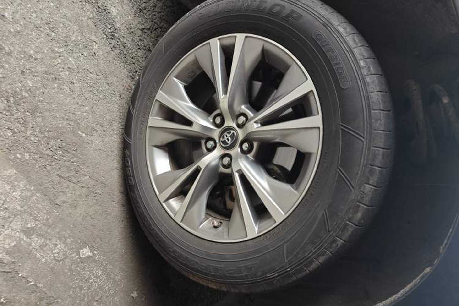 Used Toyota Highlander 2017 2.0T Two-Wheel Drive Elite Edition 5 Seats Right Front Wheel Hub