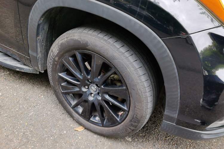Used Toyota Highlander 2017 2.0T Four-Wheel Drive Black Edition Limited Model Right Front Wheel Hub