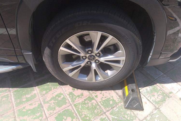 Used Toyota Highlander 2017 2.0T Four-Wheel Drive Elite Edition 7-Seater Right Front Wheel Hub