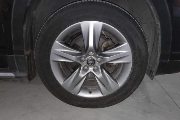 Used Toyota Highlander 2017 2.0T Two-Wheel Drive Luxury Edition 7 Seats Right Front Wheel Hub