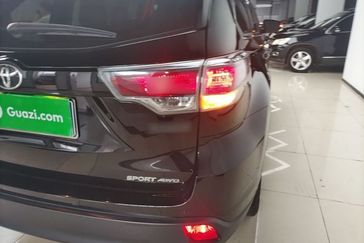 Used Toyota Highlander 2017 2.0T Four-Wheel Drive Luxury Edition 7 Seats Right Rear Taillight