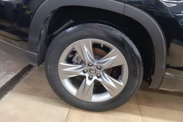 Used Toyota Highlander 2017 2.0T Four-Wheel Drive Luxury Edition 7 Seats Right Rear Wheel Hub