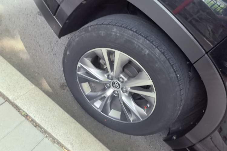 Used Toyota Highlander 2017 2.0T Two-Wheel Drive Elite Version 7 Seats Right Rear Wheel Hub