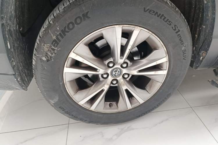 Used Toyota Highlander 2017 2.0T Two-Wheel Drive Elite Edition 5 Seats Right Rear Wheel Hub