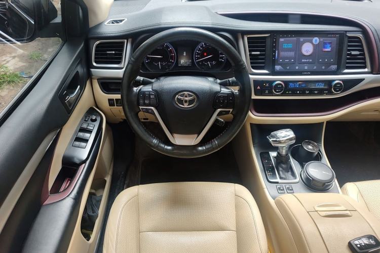 Used Toyota Highlander 2017 2.0T Two-Wheel Drive Luxury Edition 7 Seats Steering Wheel