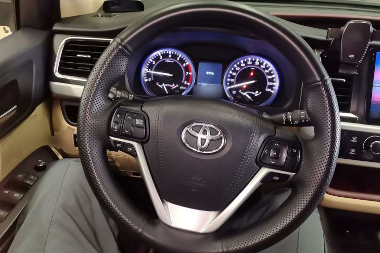 Used Toyota Highlander 2017 2.0T Two-Wheel Drive Elite Version 7 Seats Steering Wheel