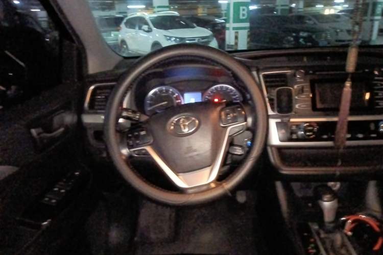 Used Toyota Highlander 2017 2.0T Four-Wheel Drive Luxury Edition 7 Seats Steering Wheel