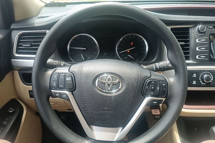 Used Toyota Highlander 2017 2.0T Two-Wheel Drive Elite Version 7 Seats Steering Wheel